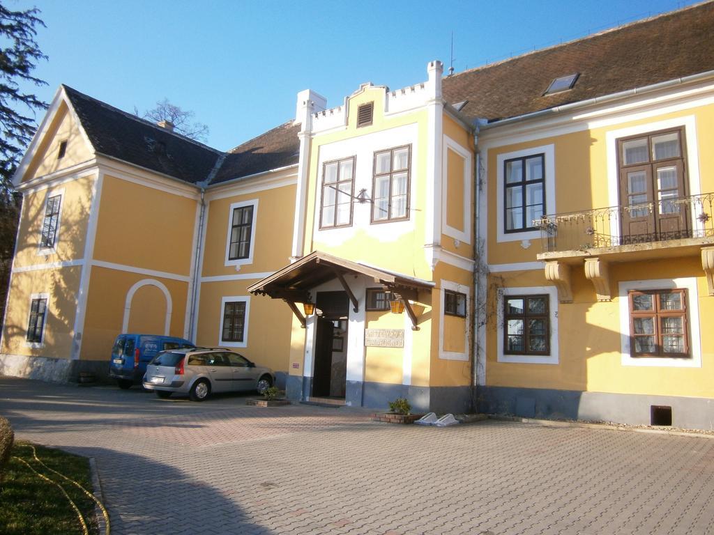 Kastelyfogado Sitke Hotel Bagian luar foto